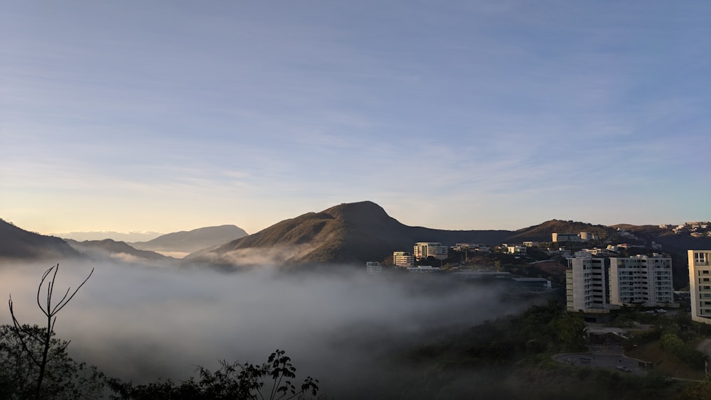 霧に覆われた山