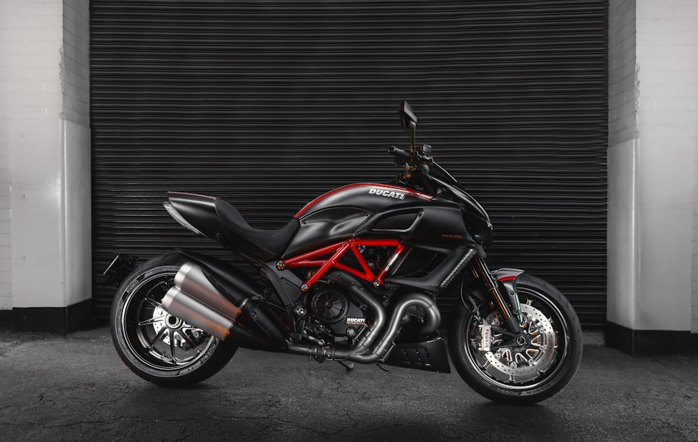 Lado detalhado da moto esportiva vermelha com traço preto para