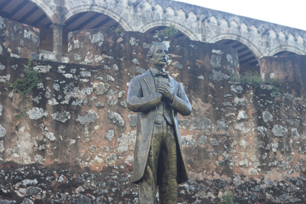 Estatua de hombre de pie