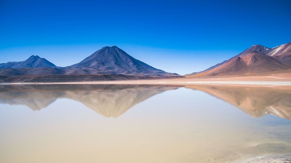 montagnes se reflétant sur l’eau