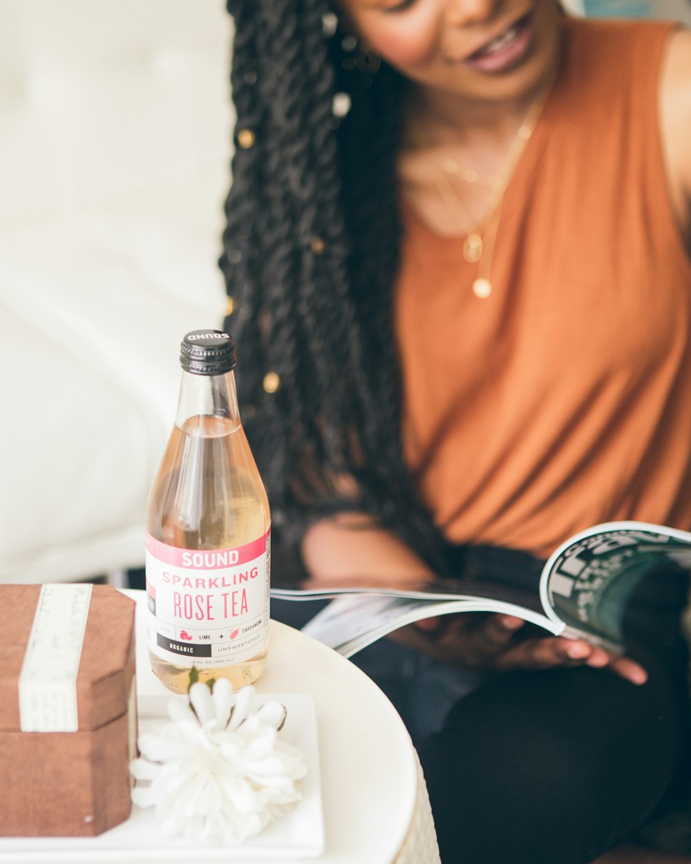 femme lisant un livre dans la chambre