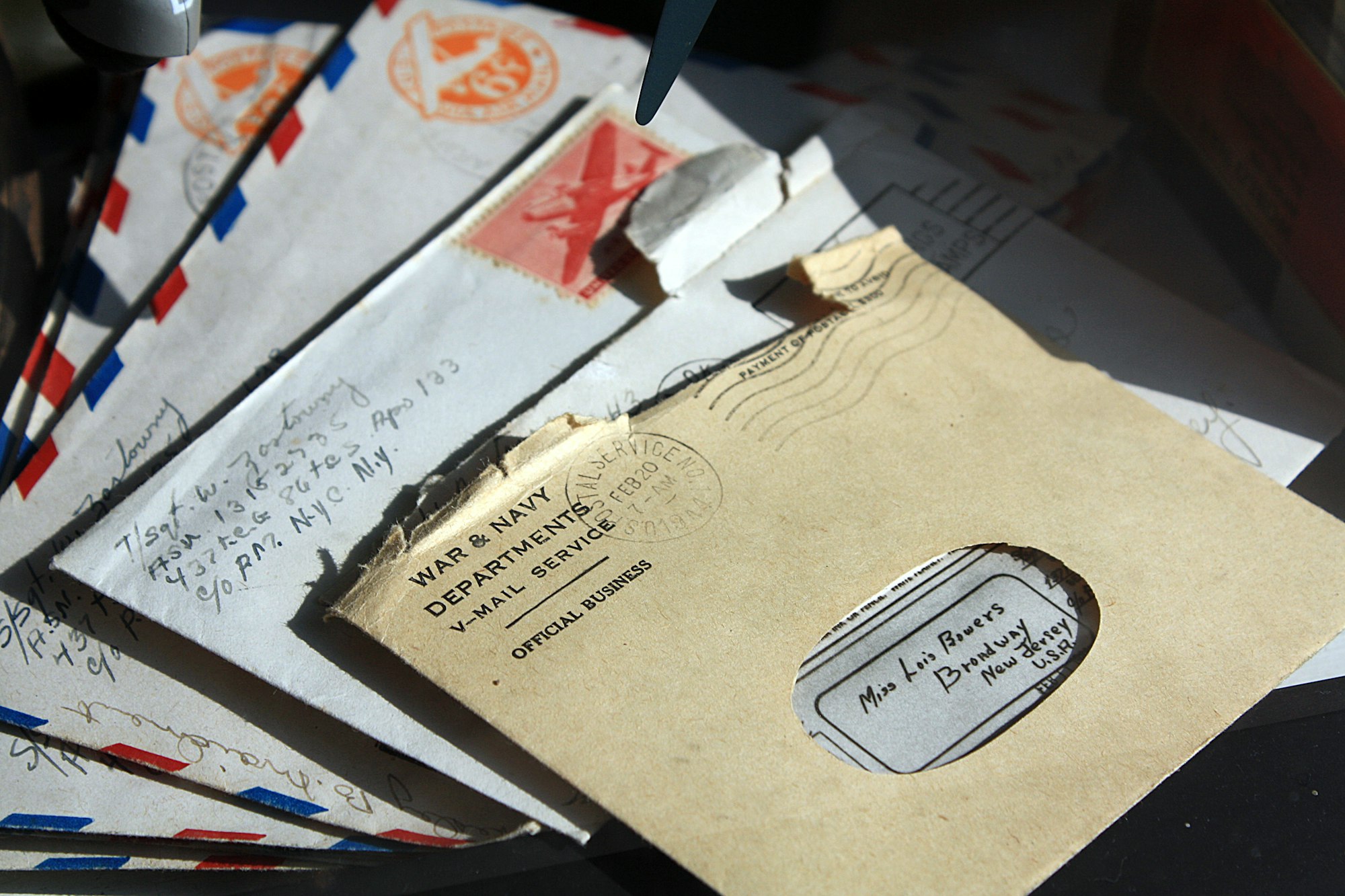 Pila de cartas, algunas abiertas, con las direcciones escritas a mano.