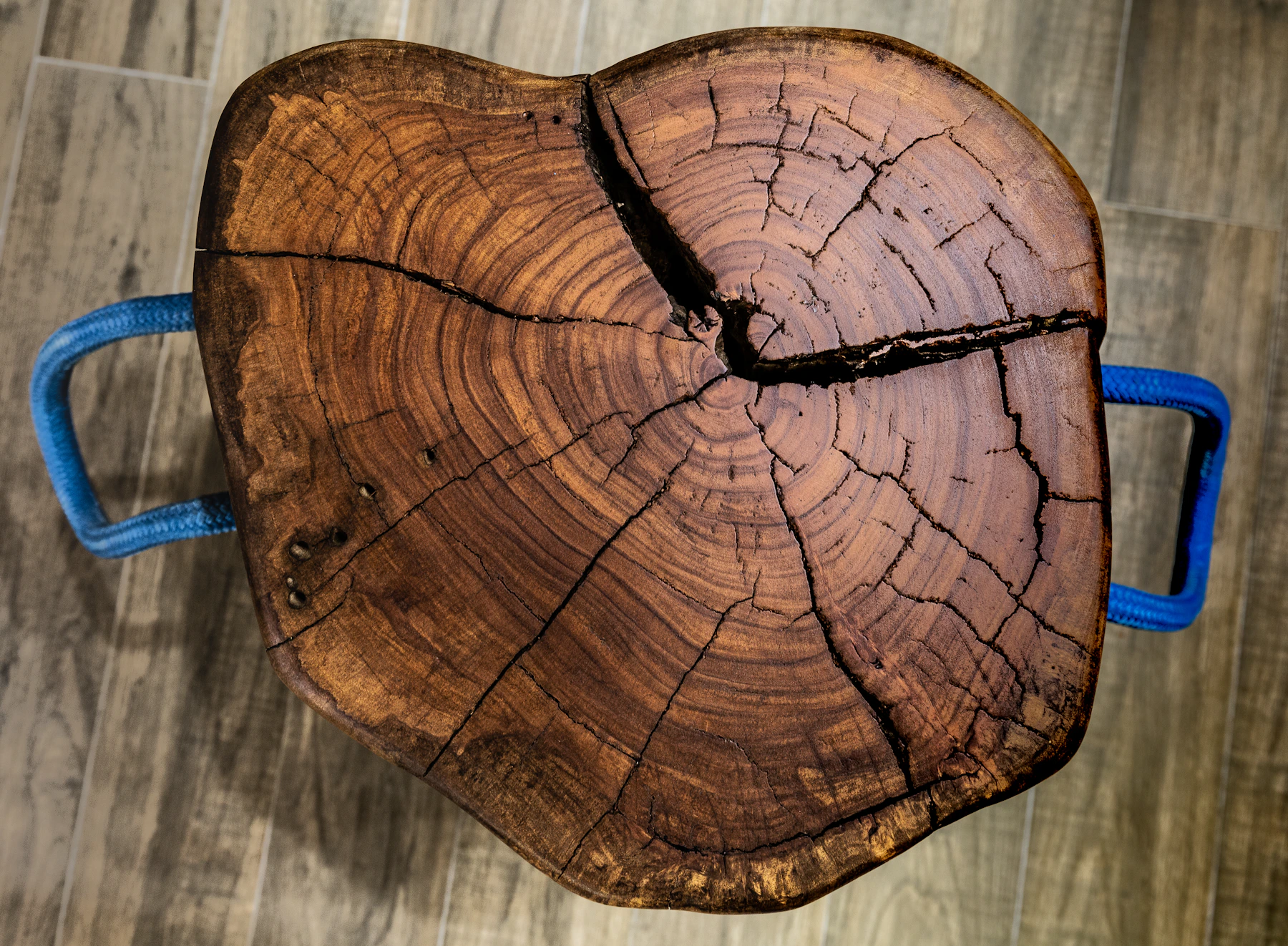Mesa artesanal elaborada con una pieza natural de madera