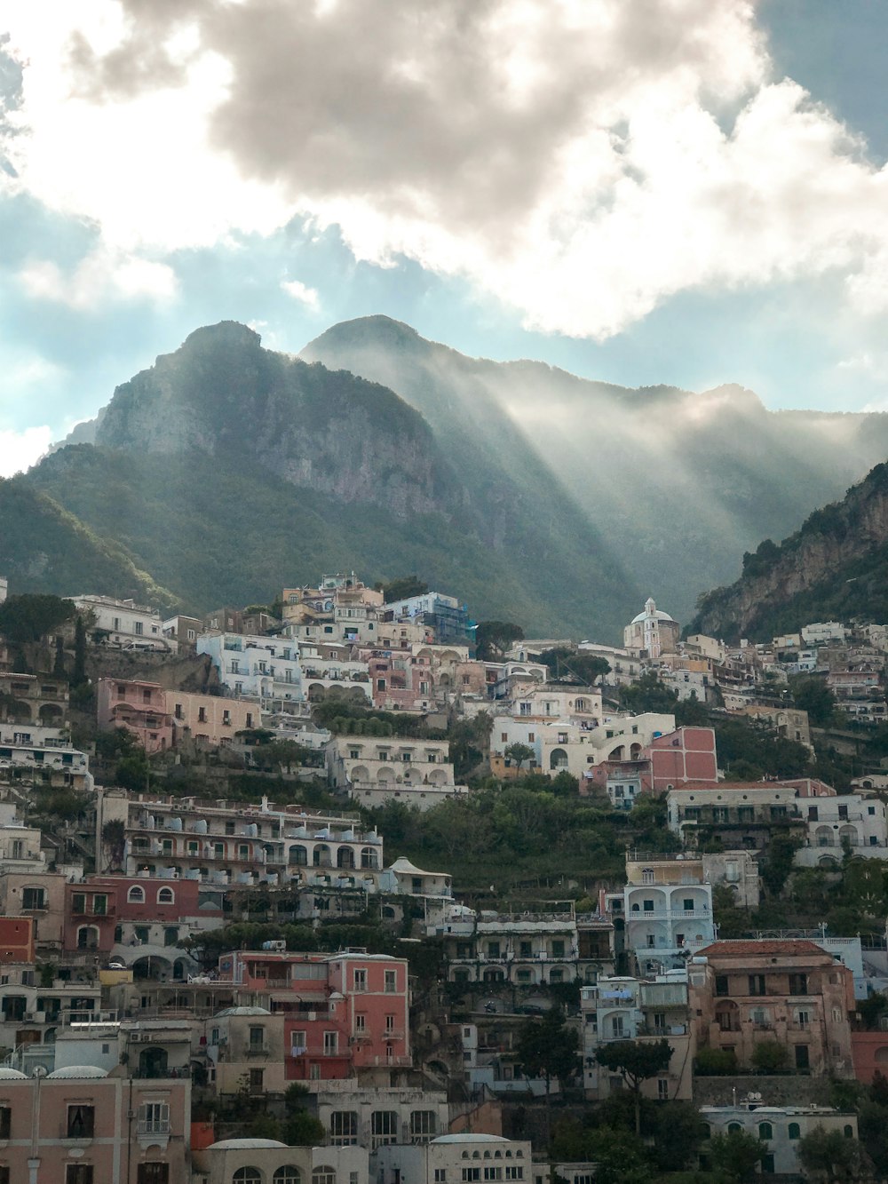 Edifícios brancos e marrons perto da montanha