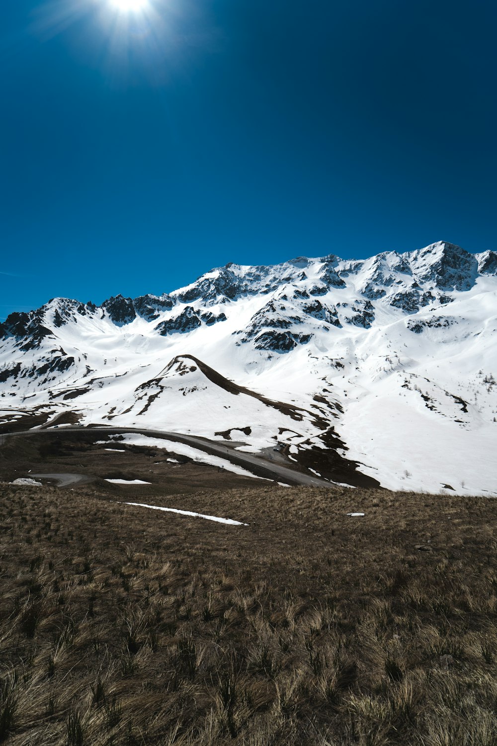 青空に雪をかぶった山