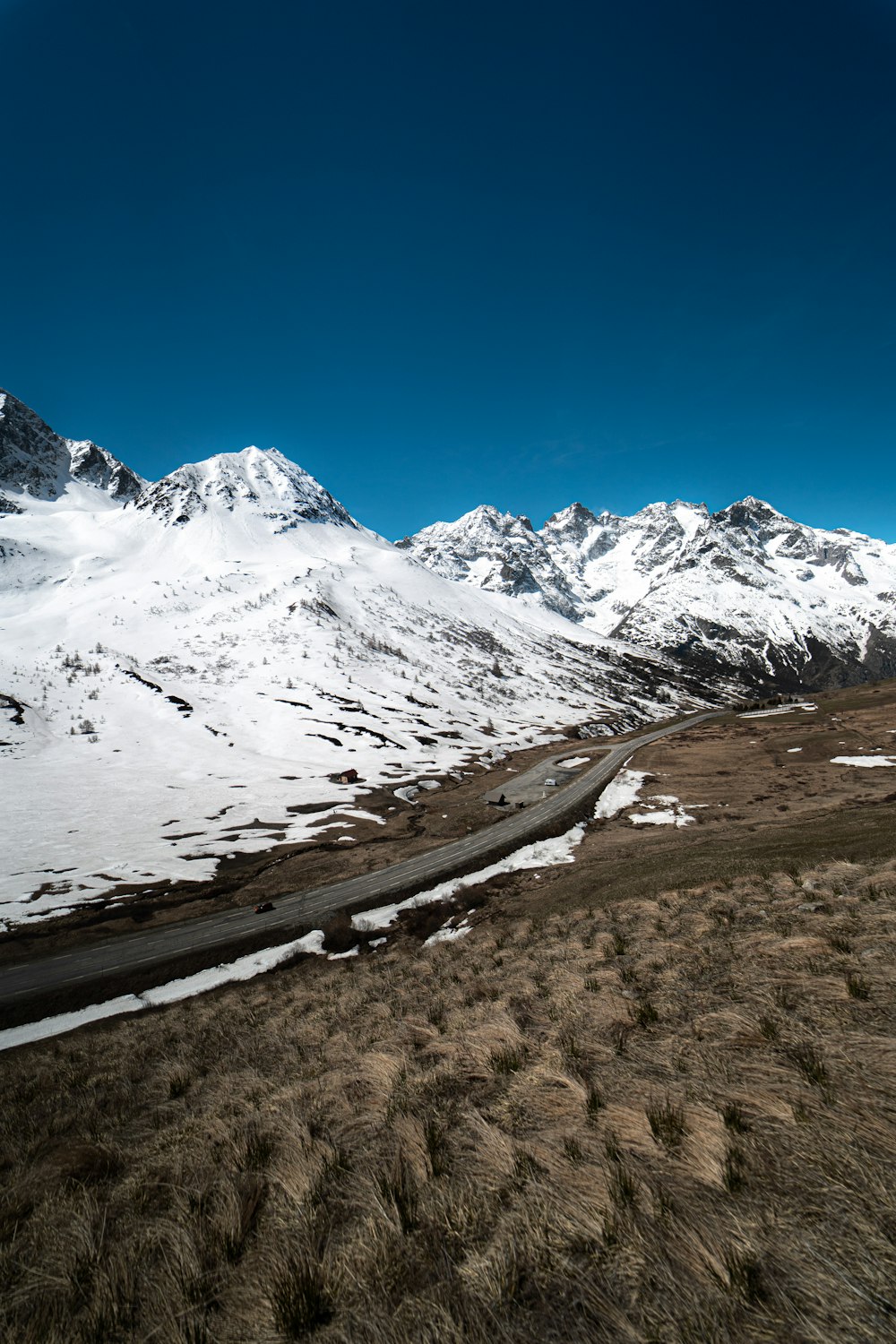 montagna innevata bianca