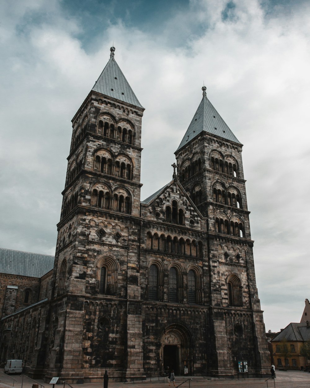 Cattedrale grigia e bianca