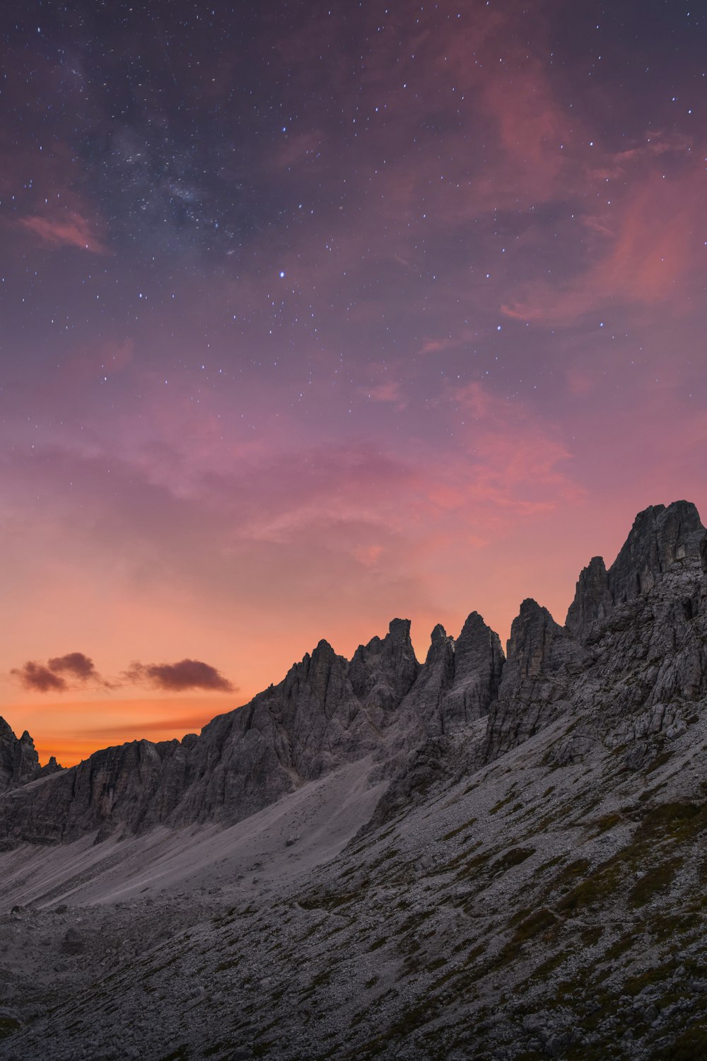 Montaña rocosa cubierta de nieve durante la hora dorada