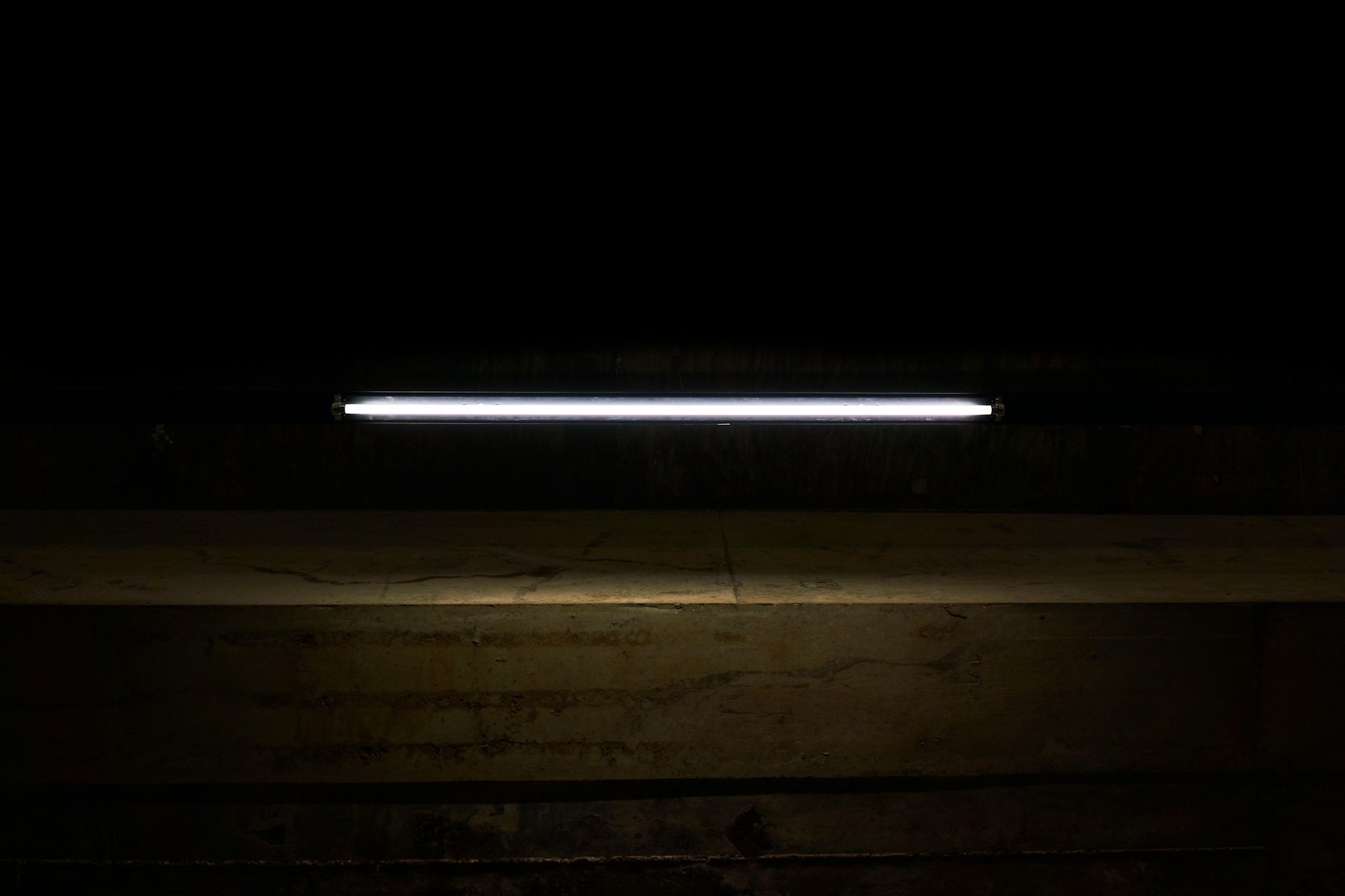 gray computer monitor