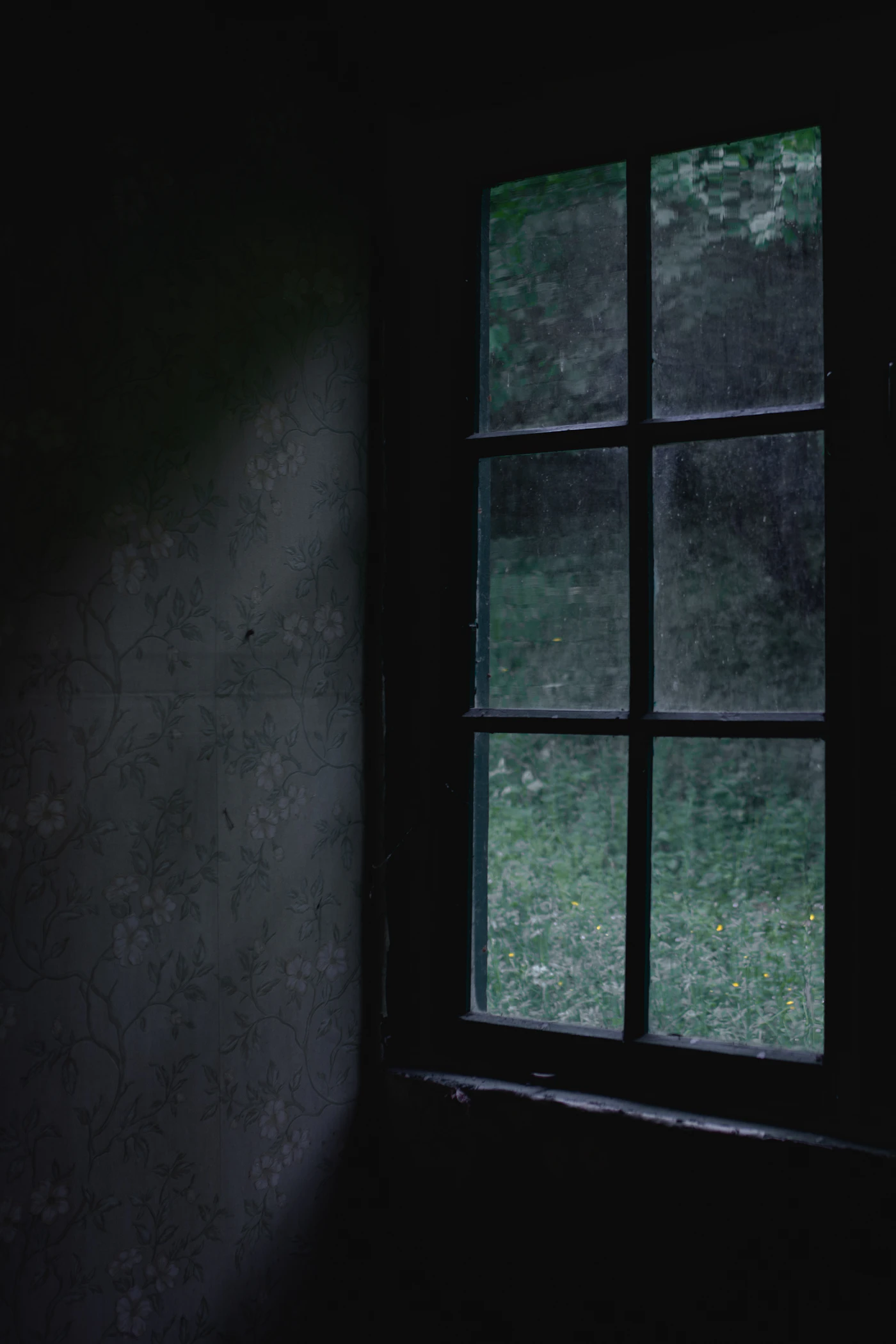 Ventana oscura en una casa antigua