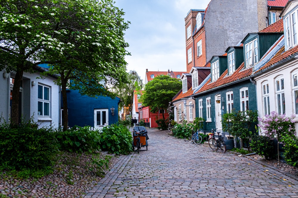 Architekturfotografie von weißen, blauen und braunen Häusern