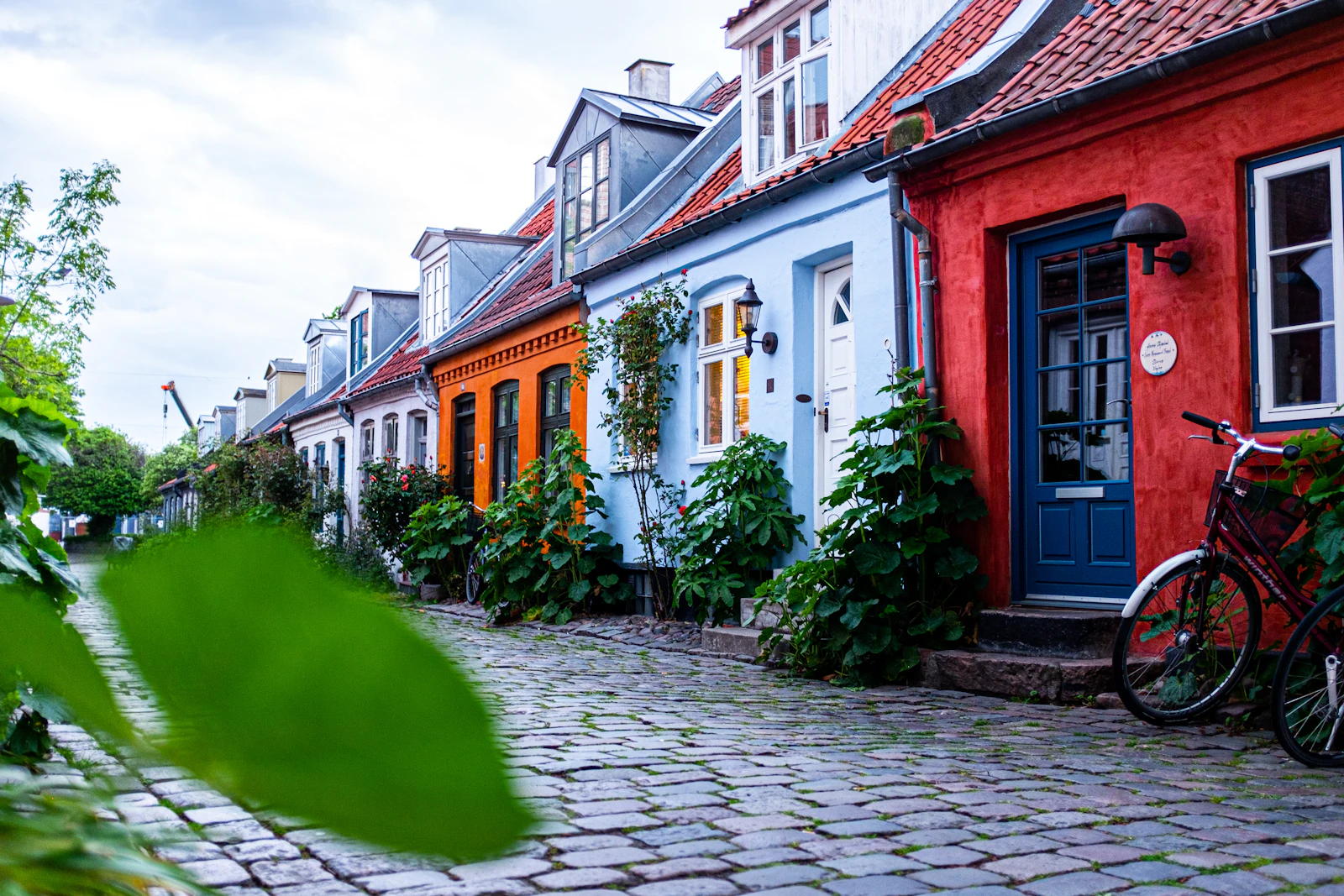 Møllestien i Aarhus med fargerike hus og brostein