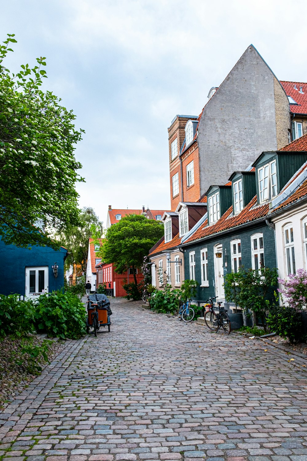 Gehweg aus grauem Betonziegel