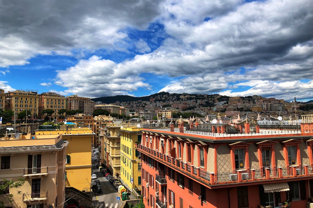 uma vista de uma cidade com edifícios e nuvens