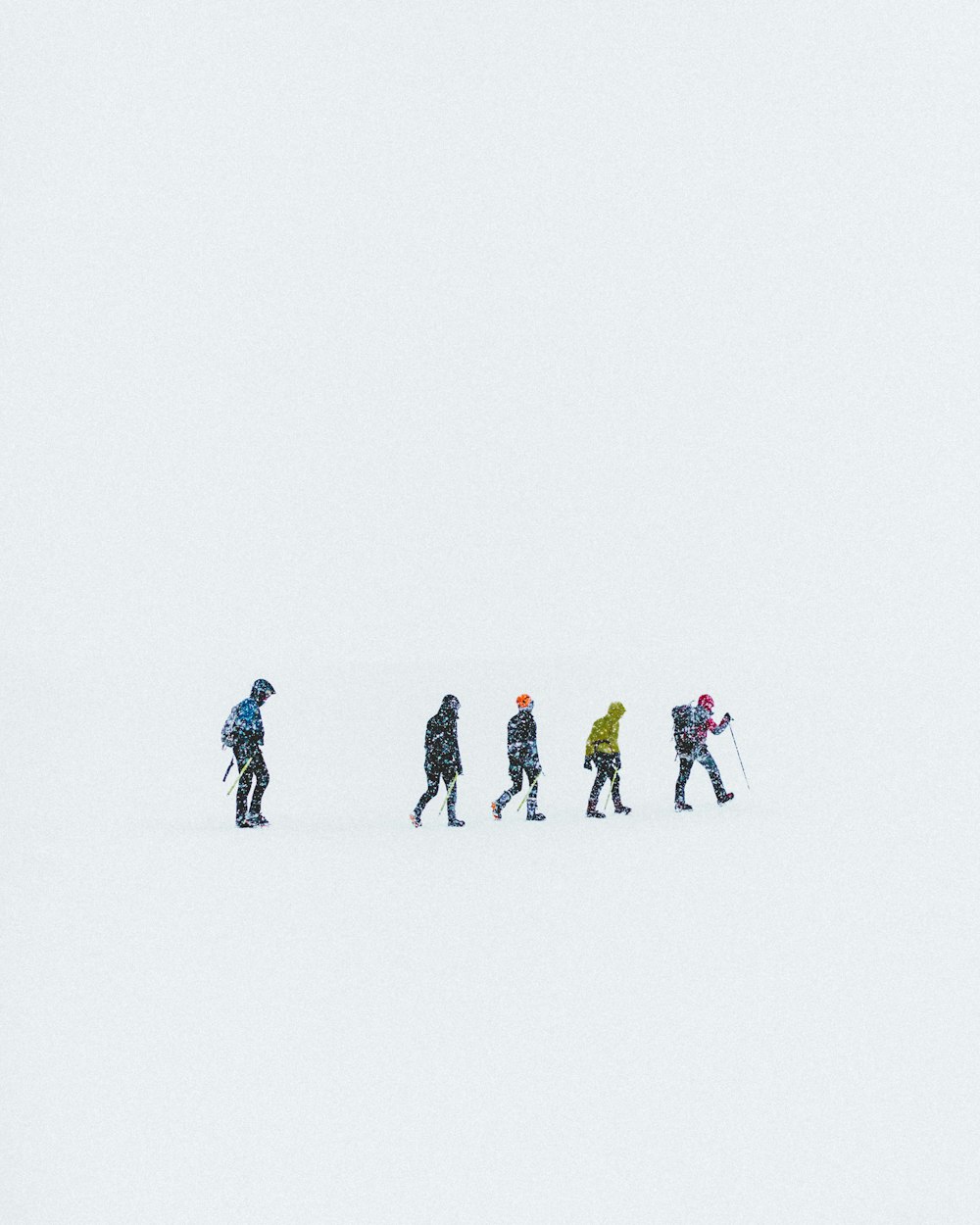 cinco pessoas na neve