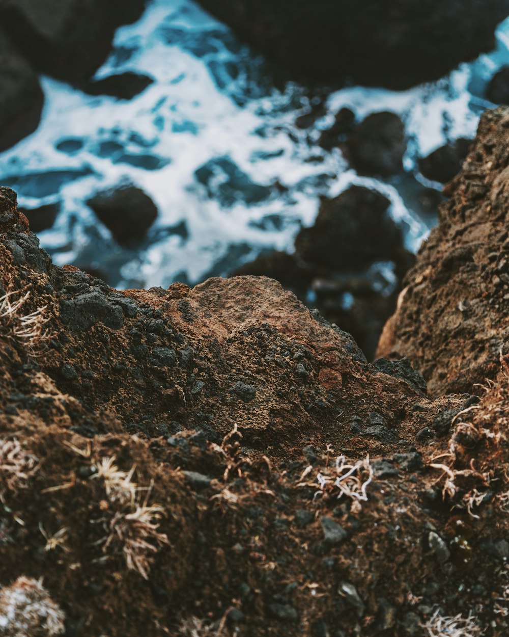 Formation rocheuse brune près d’un plan d’eau