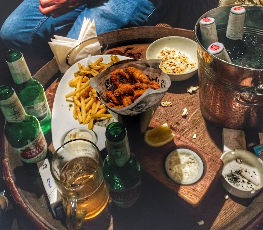 Flaschen neben Essen auf braunem Tisch