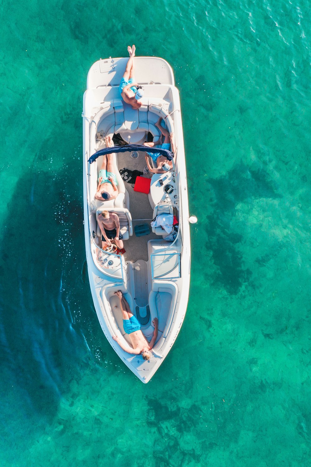 vista aerea della gente sulla barca bianca