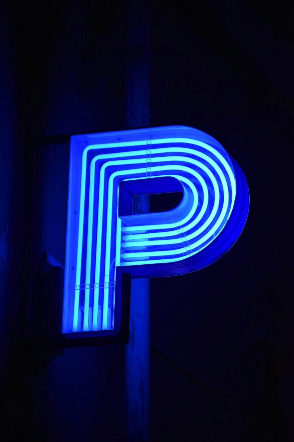 파란색과 흰색 letter-p 네온 불빛 간판