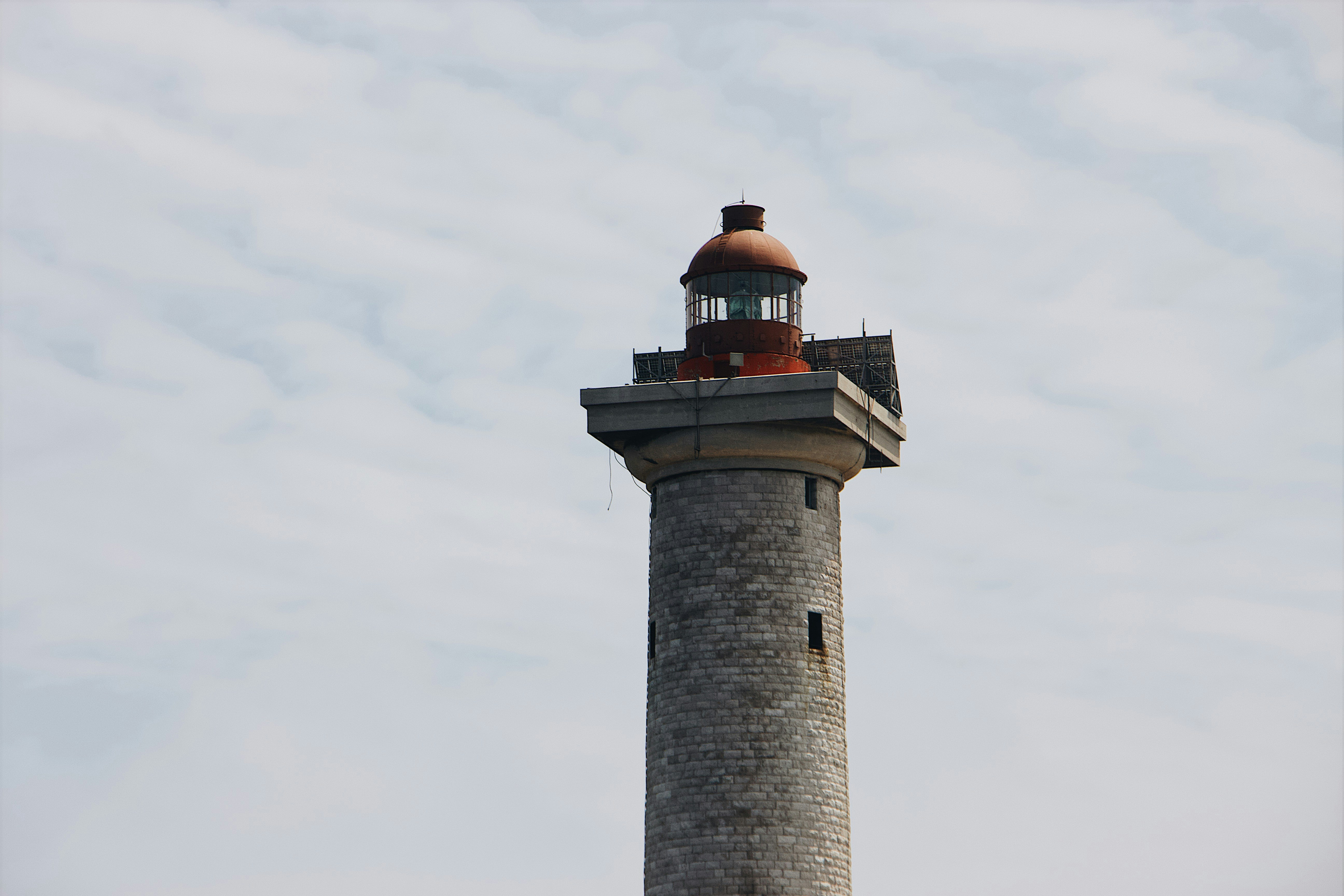 gray lighthouse close-up photography