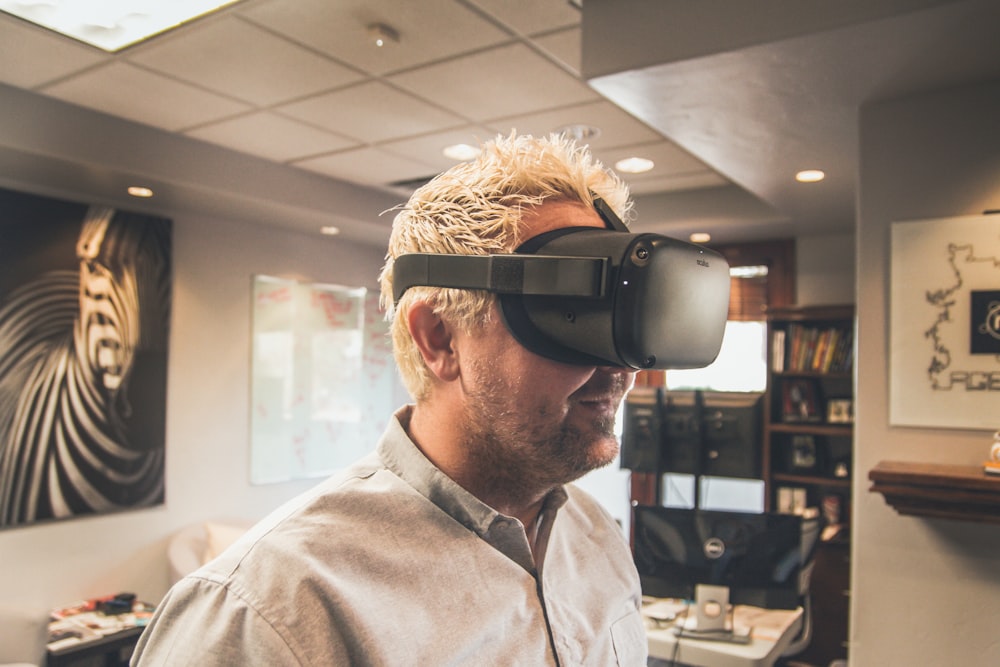 homme debout et utilisant un casque de réalité virtuelle