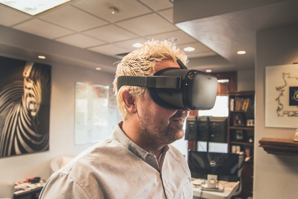 Mann steht und verwendet Virtual-Reality-Headset