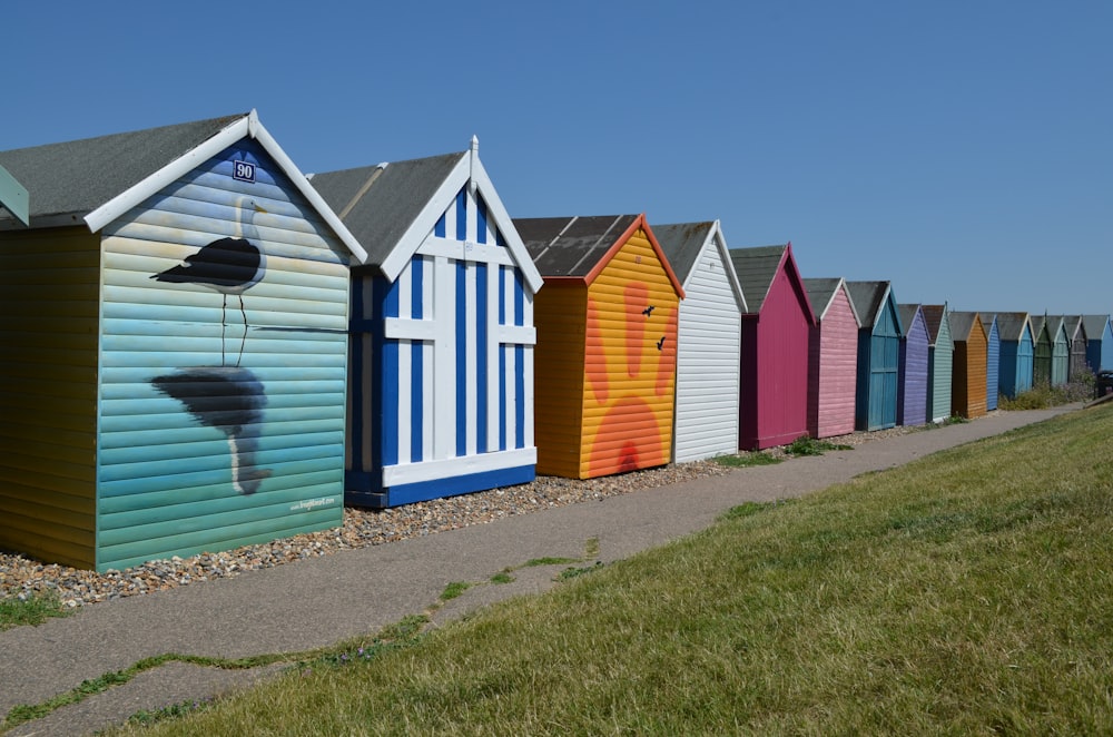 Maisons avec des peintures différentes pendant la journée