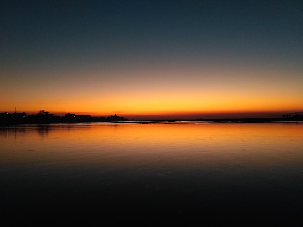 Cuerpo de agua en calma durante la hora dorada