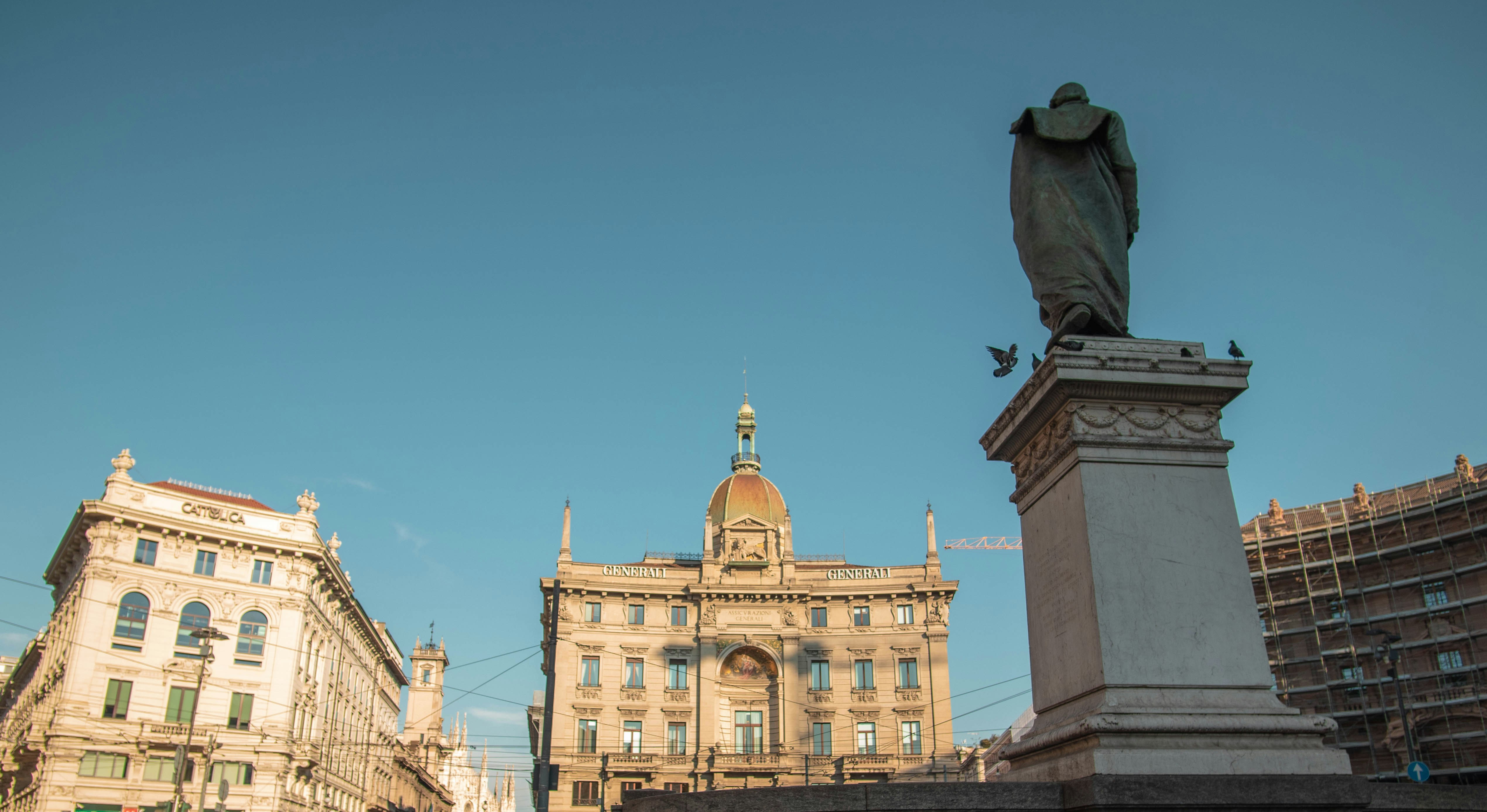 gray statue near brown building during daytime, 