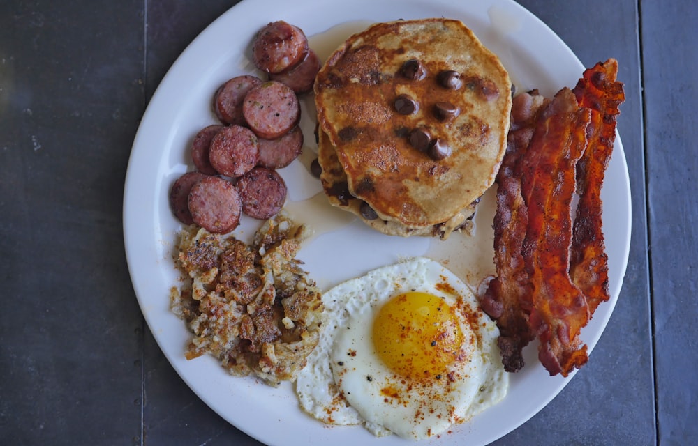 Comida cocinada en la mesa