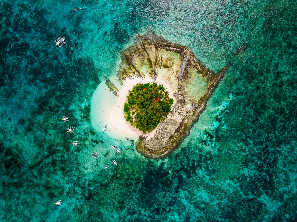 Photographie aérienne d’une île