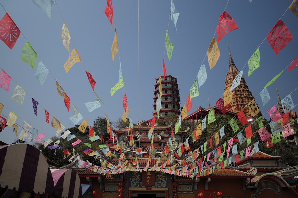 mehrfarbige Banner vor dem Tempel