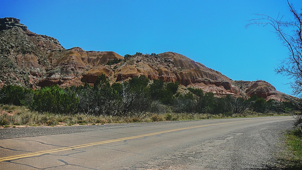 Montaña rocosa bajo el cielo azul