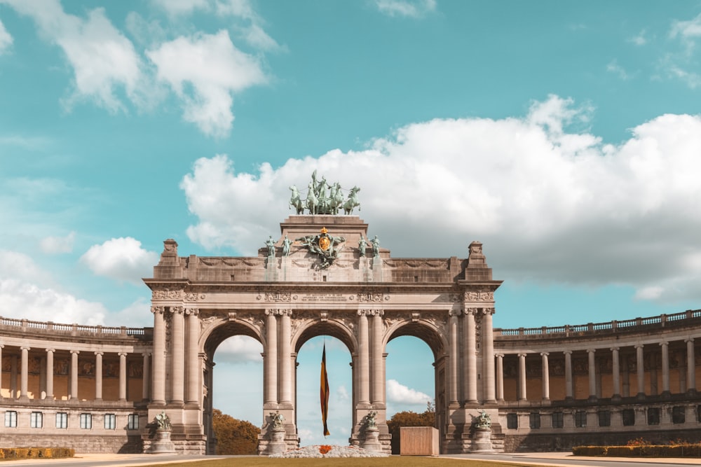 Puerta de hormigón marrón