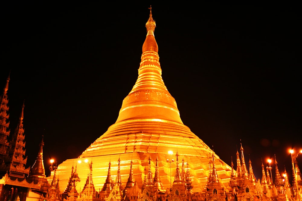 Temple en béton gris pendant la nuit