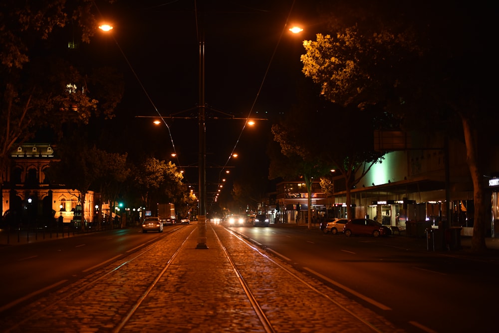 Rua iluminada à noite