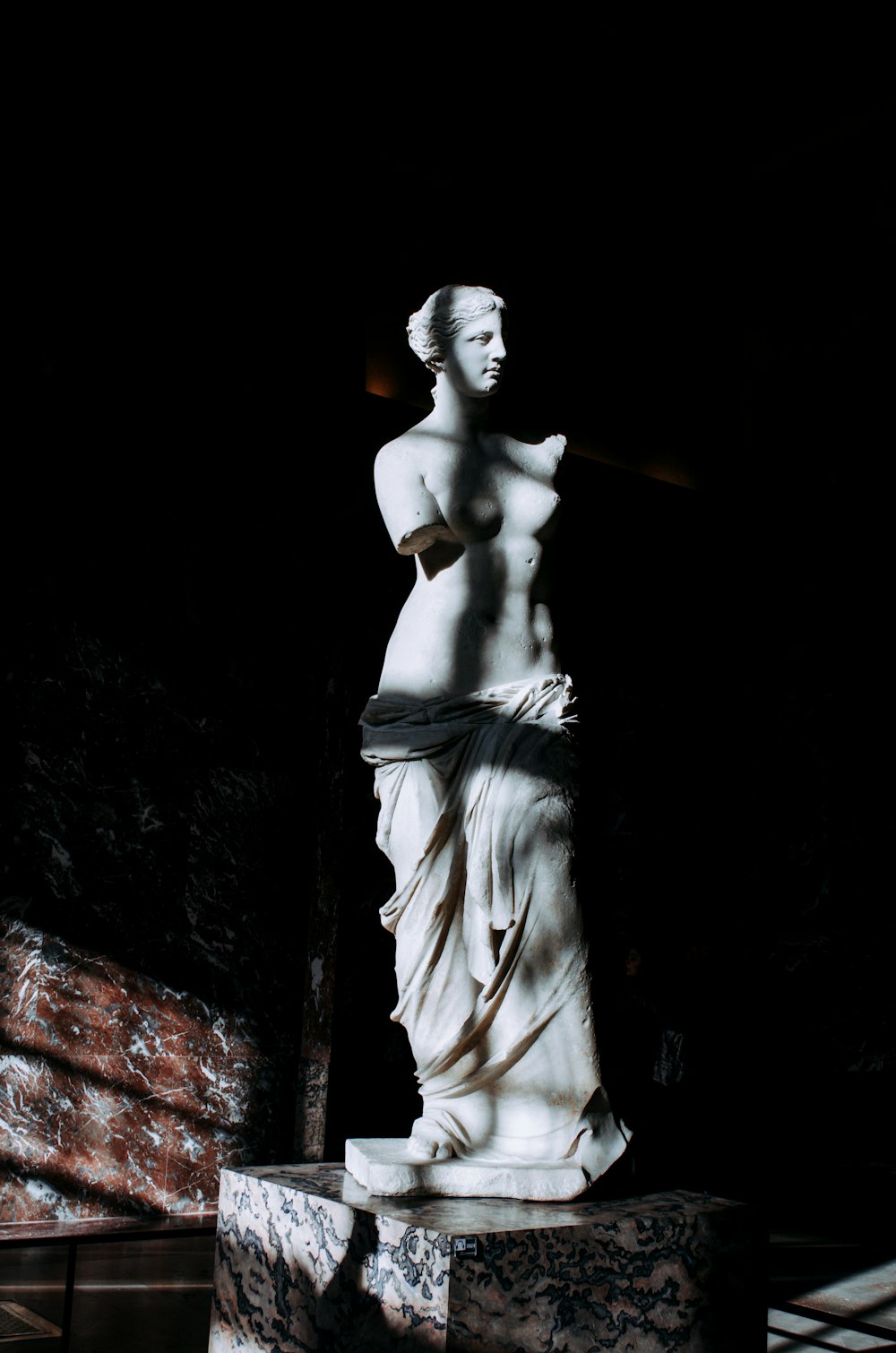 estátua branca da mulher
