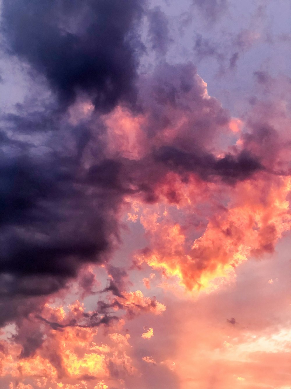 주황색과 회색 구름 형성