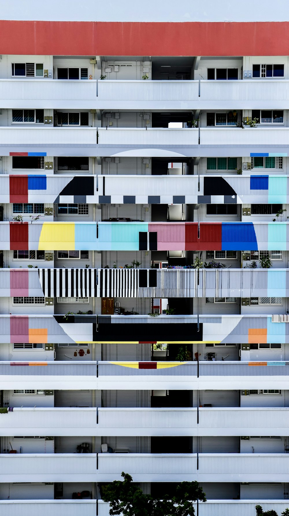 Bâtiment multicolore à plusieurs étages