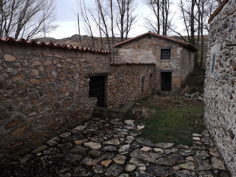 caminho entre casas de rocha