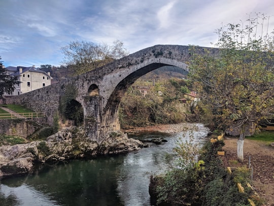 Roman bridge in Cangas de Onis things to do in Llastres