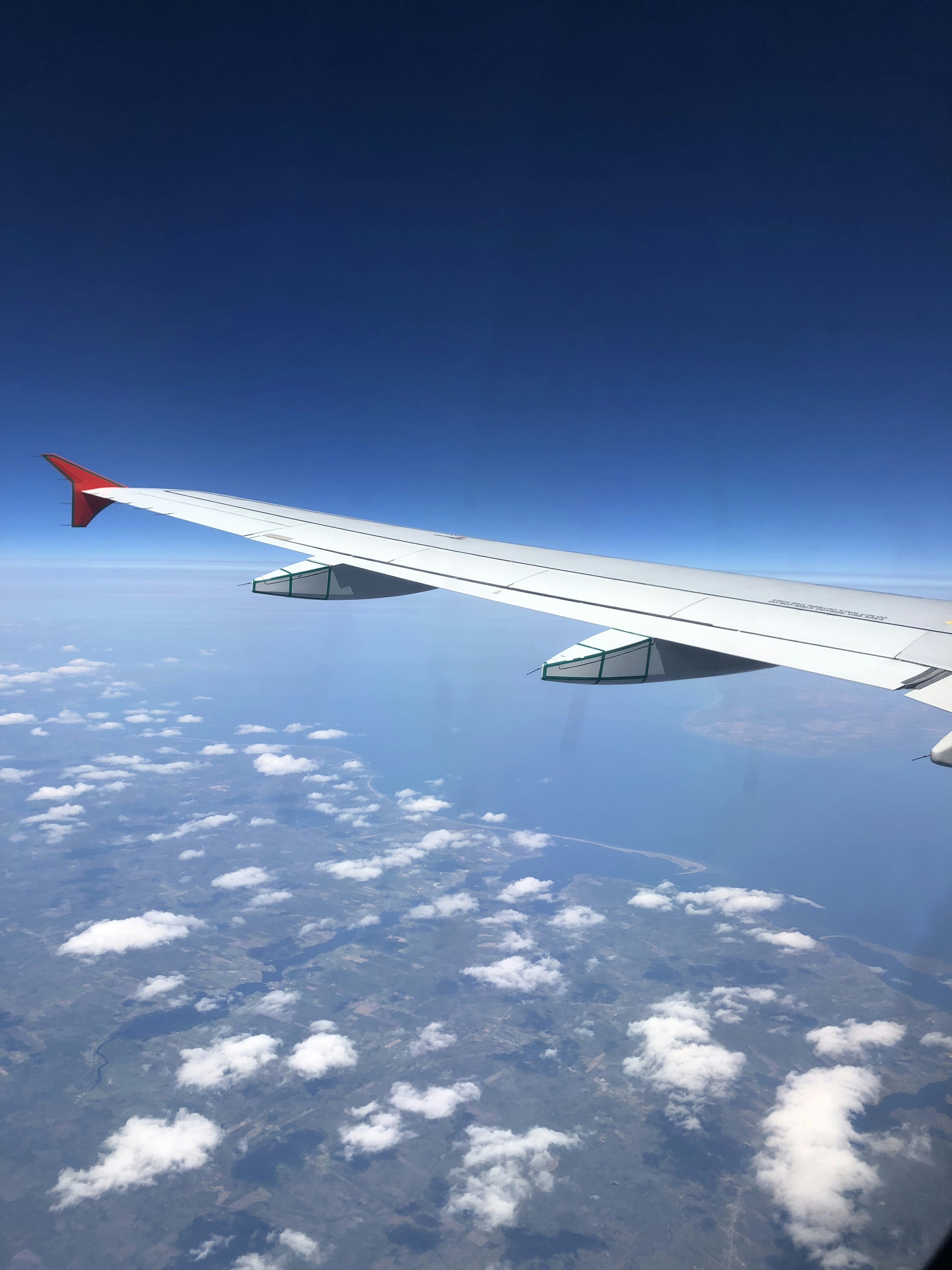 Una vista del ala de un avión en el cielo