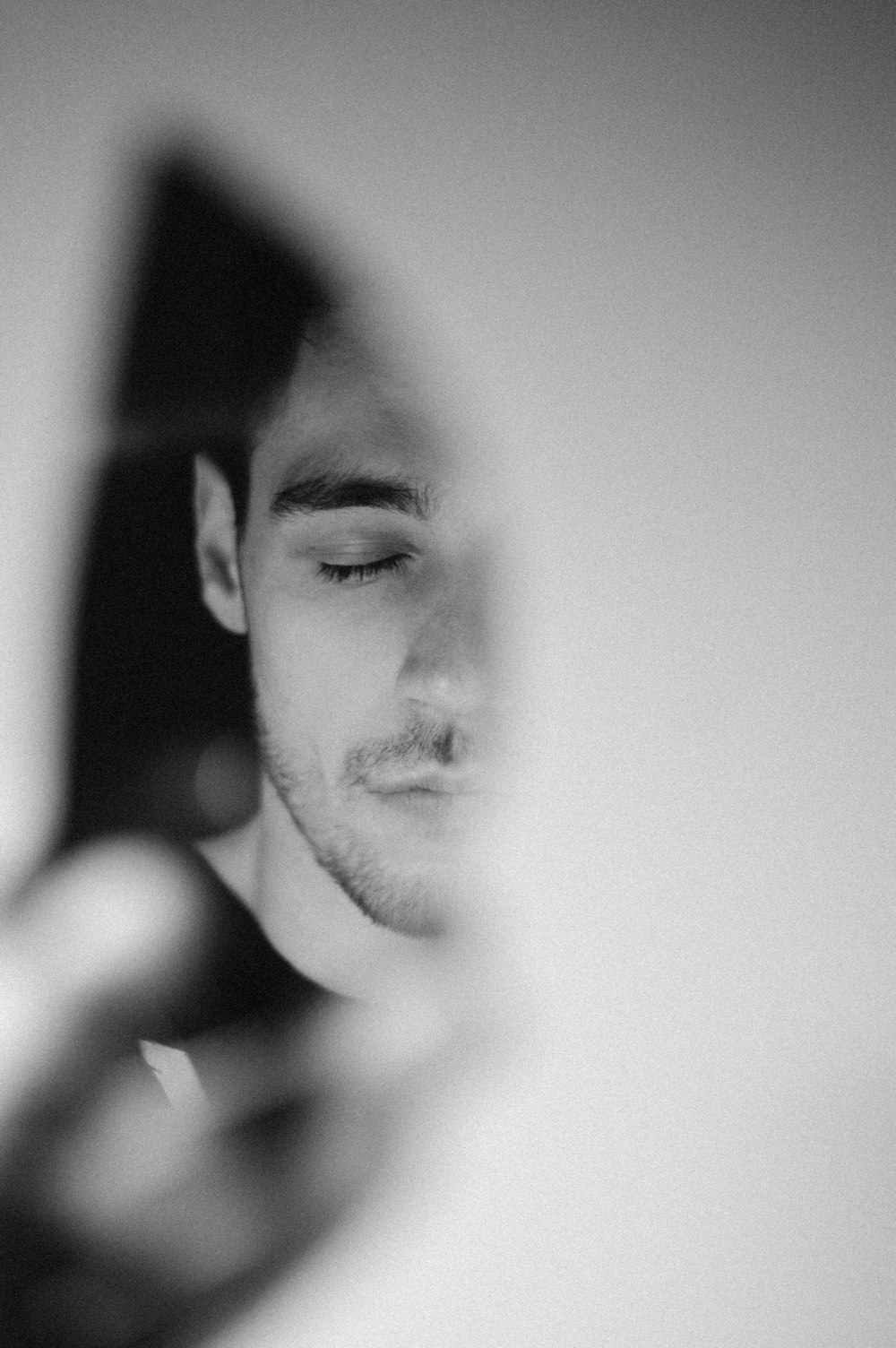 um homem olhando para seu reflexo em um espelho