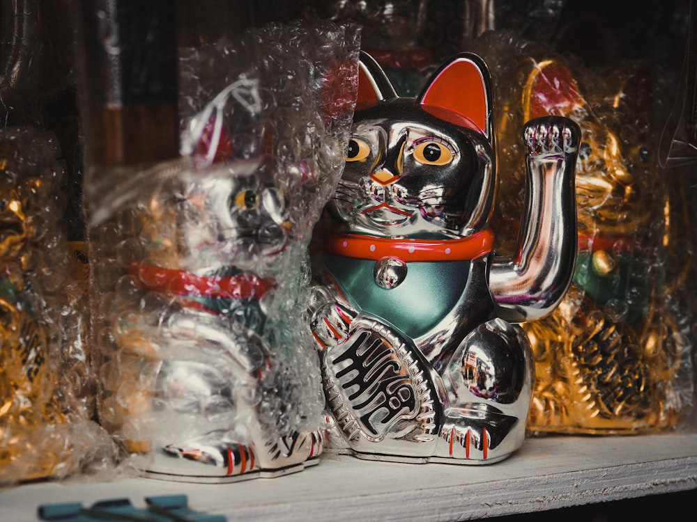 silver-colored Manekineko