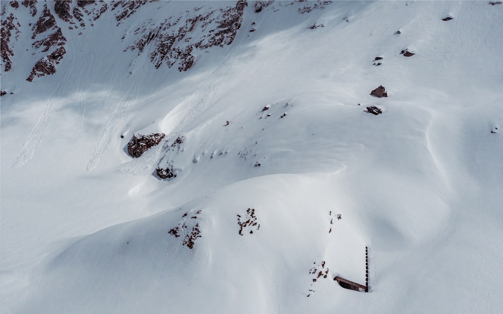 Fotografía de gran angular de una montaña cubierta de nieve
