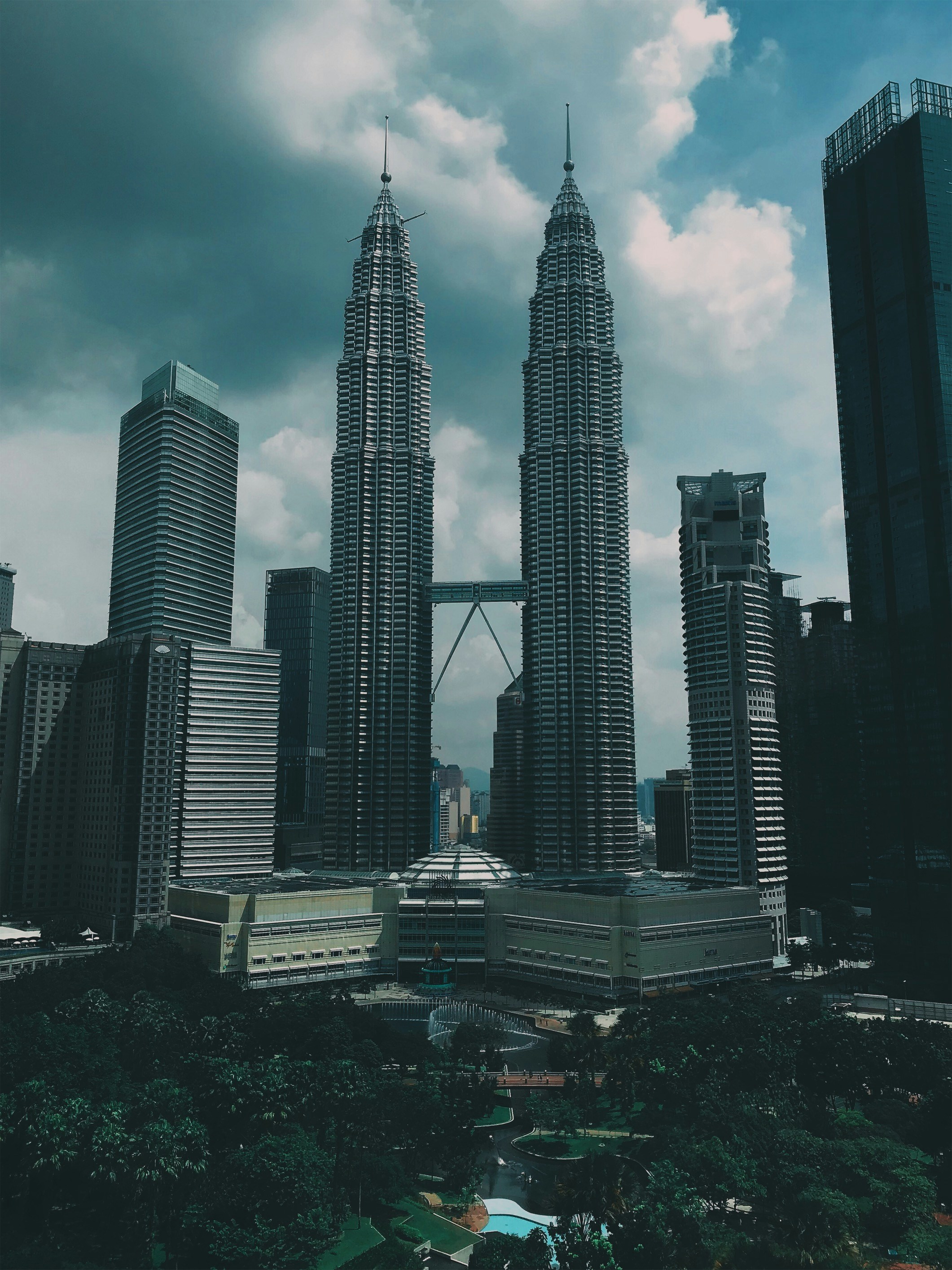 ペトロナス ツイン タワー マレーシアの写真 Unsplashで見つけるグレーの無料写真