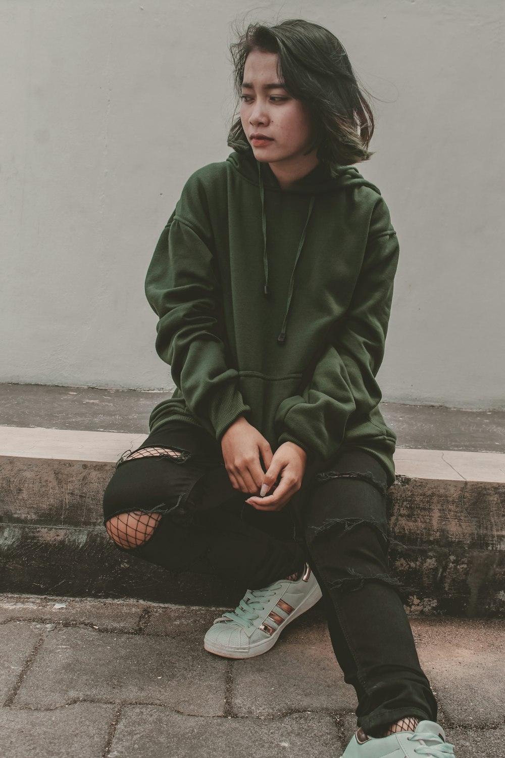 Frau trägt grünen Pullover-Kapuzenpullover