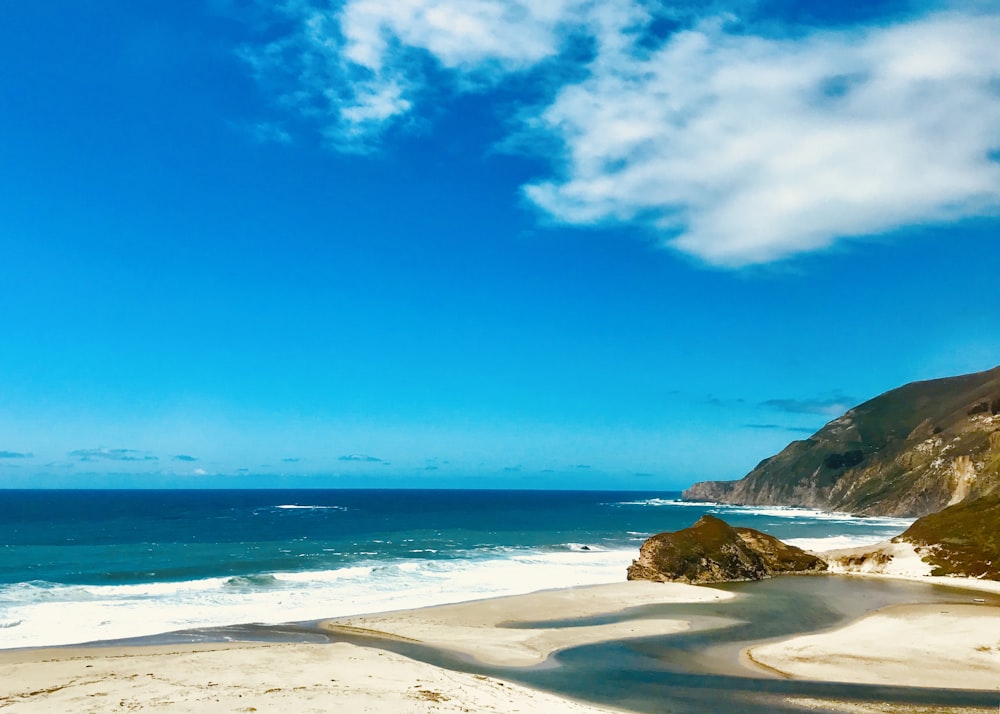 Blauer Strand unter strahlend blauem Himmel