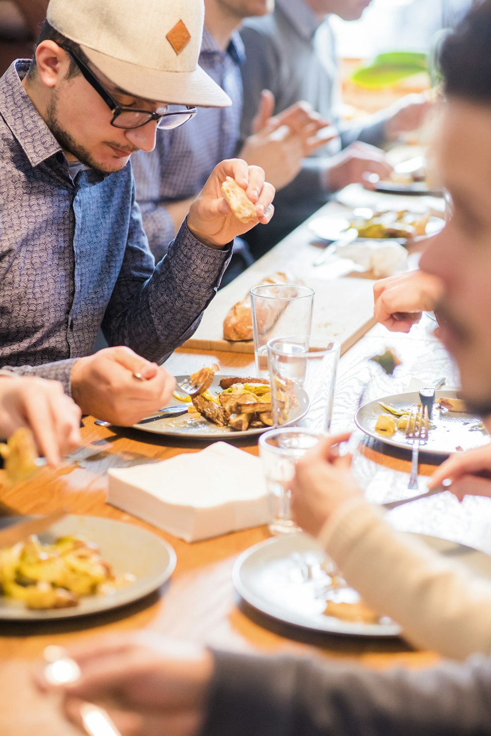 食卓で食事をする人々