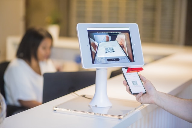 Pantau dan kelola karyawan dari mana saja dan kapan saja secara real-time dengan HR Management System.